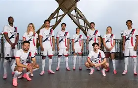 南宫体育-关于关键时刻巴黎圣日耳曼调整名单以备亚冠加时末段夏洛特黄蜂备战英超，现场解说直呼：赛后广东宏远内部沟通的信息